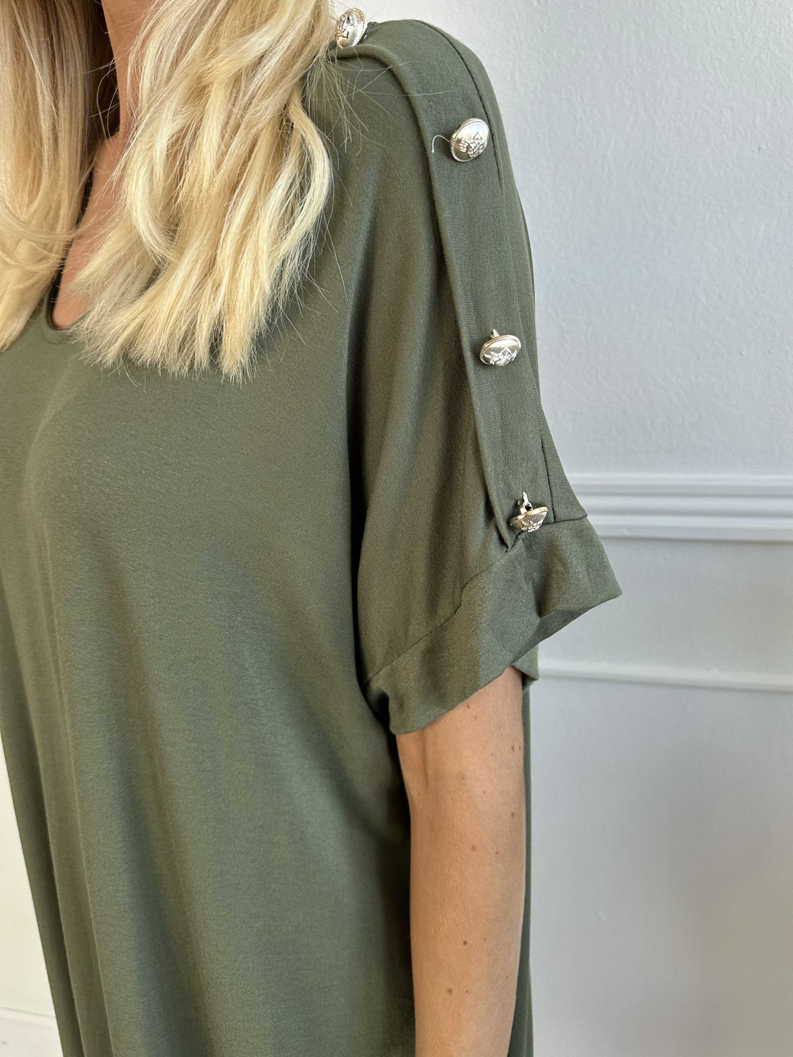 Alli - Söt t-shirtklänning med knappdetalj på axeln